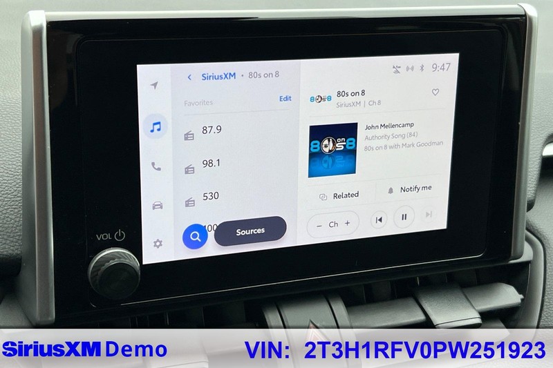 Toyota RAV4 Vehicle Full-screen Gallery Image 27