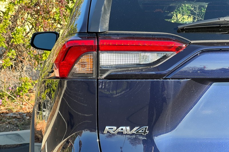 Toyota RAV4 Vehicle Full-screen Gallery Image 07