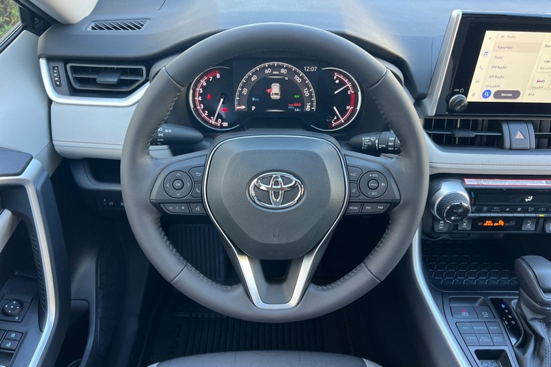 Toyota RAV4 Vehicle Full-screen Gallery Image 12