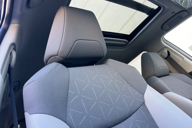 Toyota RAV4 Vehicle Full-screen Gallery Image 15