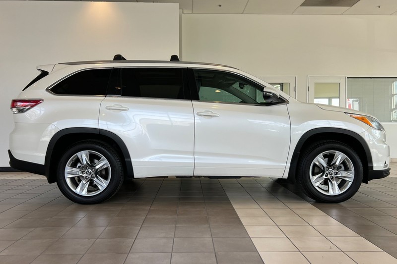 Toyota Highlander Vehicle Full-screen Gallery Image 03