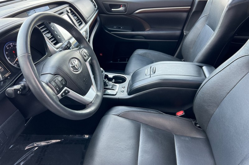 Toyota Highlander Vehicle Full-screen Gallery Image 10