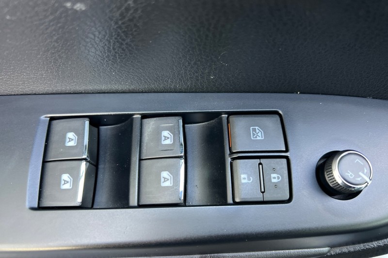 Toyota Highlander Vehicle Full-screen Gallery Image 11