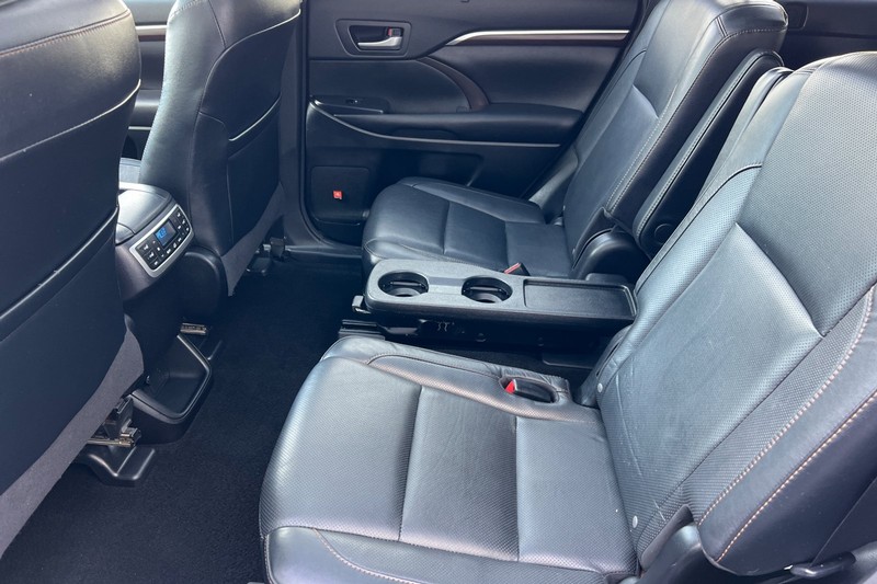 Toyota Highlander Vehicle Full-screen Gallery Image 12