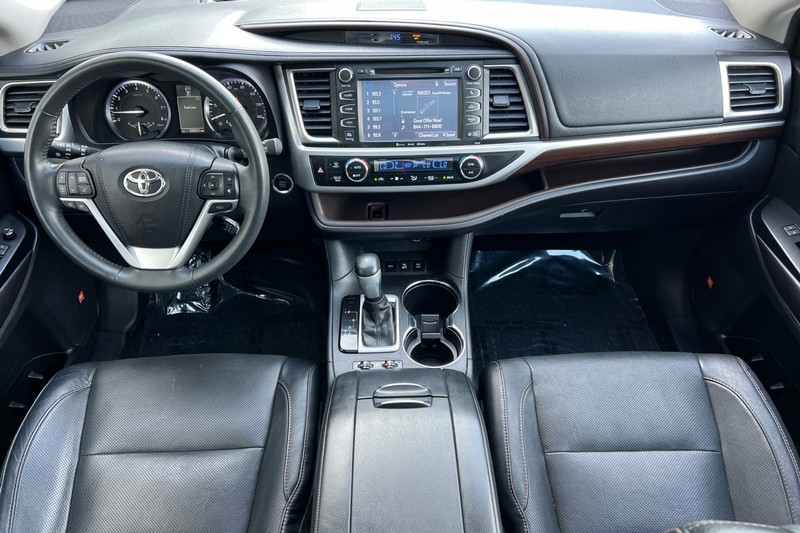Toyota Highlander Vehicle Full-screen Gallery Image 13