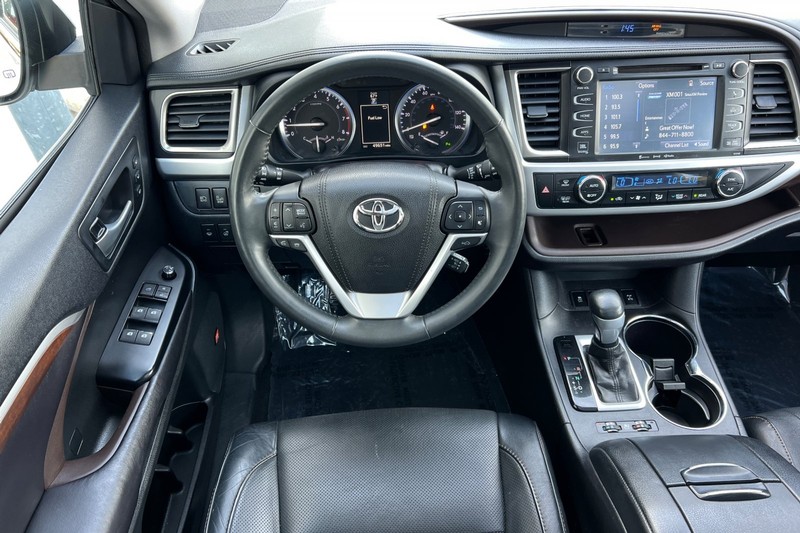 Toyota Highlander Vehicle Full-screen Gallery Image 14