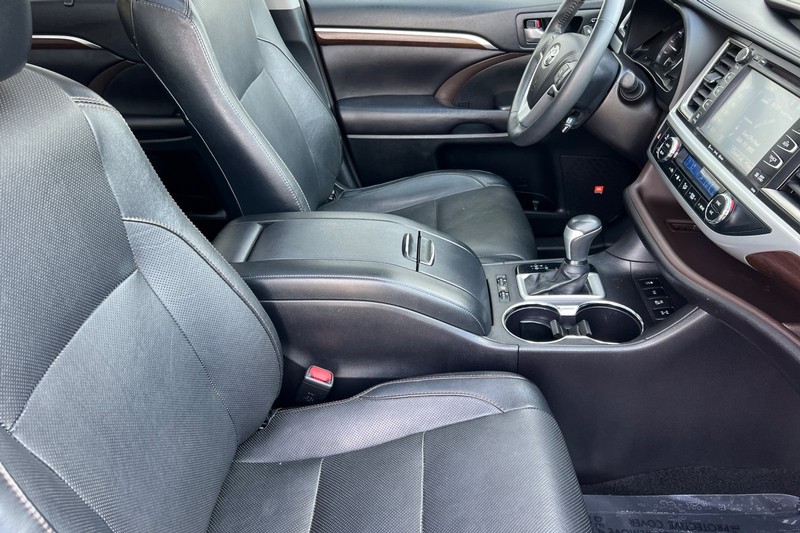 Toyota Highlander Vehicle Full-screen Gallery Image 17