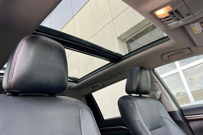 Toyota Highlander Vehicle Full-screen Gallery Image 18