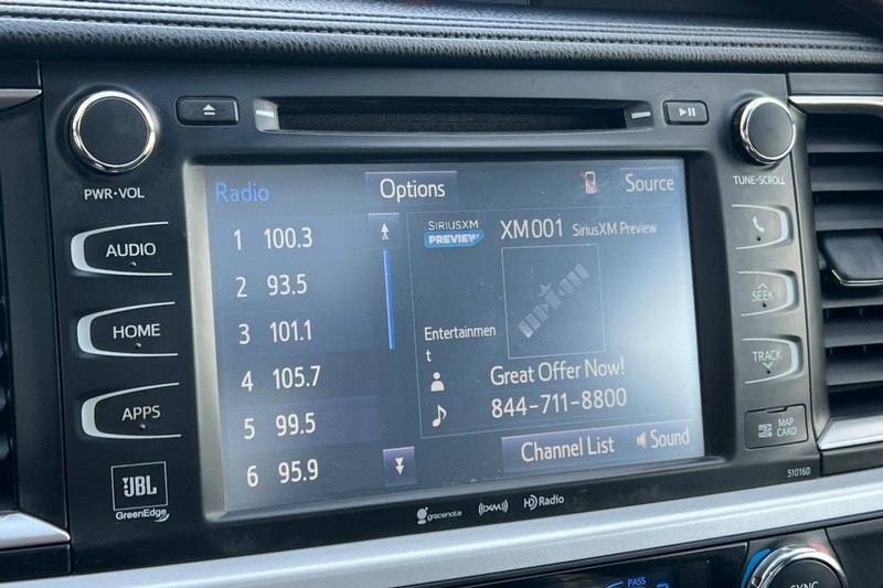 Toyota Highlander Vehicle Full-screen Gallery Image 19