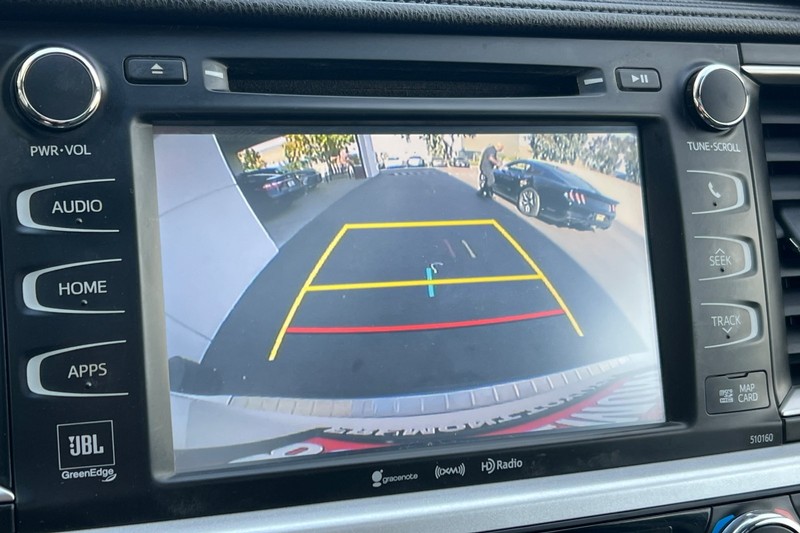 Toyota Highlander Vehicle Full-screen Gallery Image 20