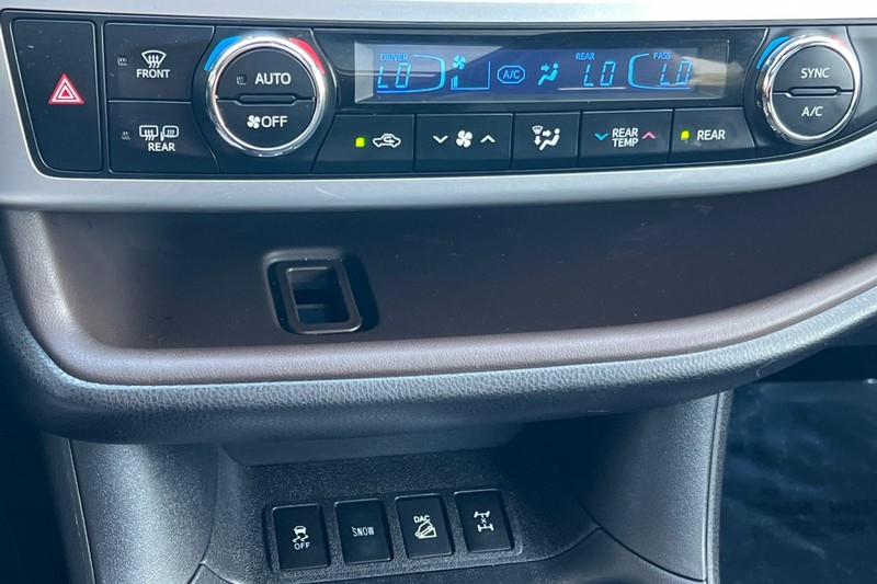 Toyota Highlander Vehicle Full-screen Gallery Image 21