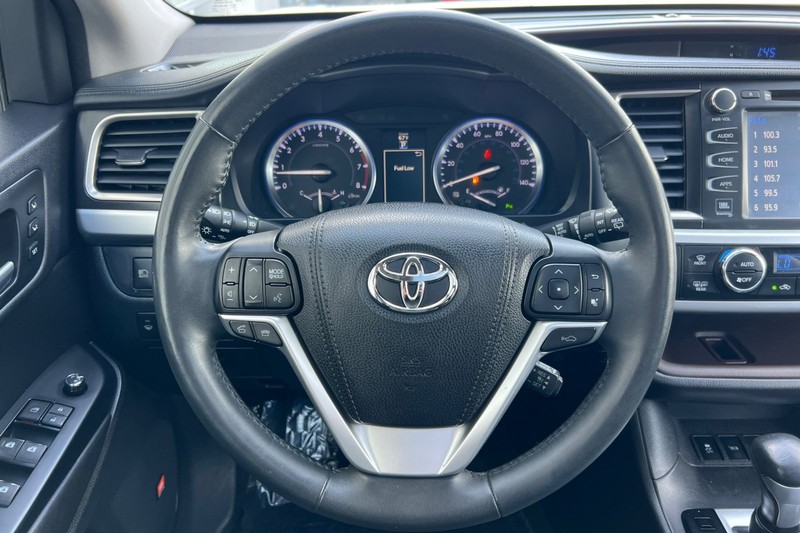Toyota Highlander Vehicle Full-screen Gallery Image 24