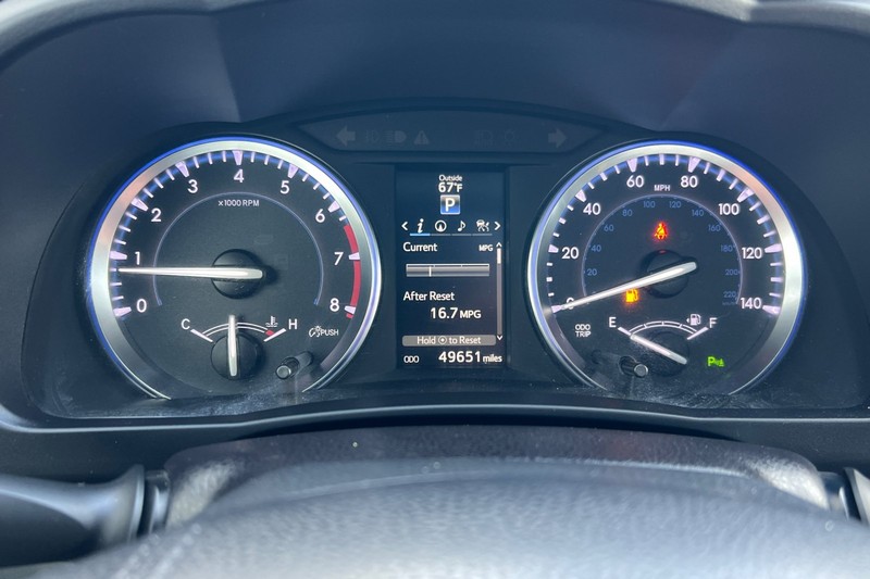 Toyota Highlander Vehicle Full-screen Gallery Image 25