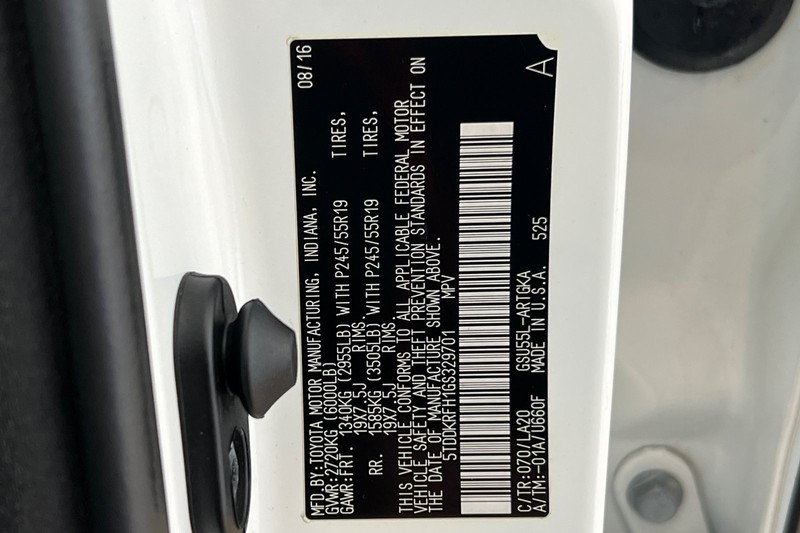 Toyota Highlander Vehicle Full-screen Gallery Image 29