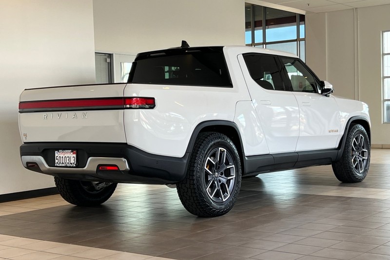 Rivian R1T Vehicle Full-screen Gallery Image 04