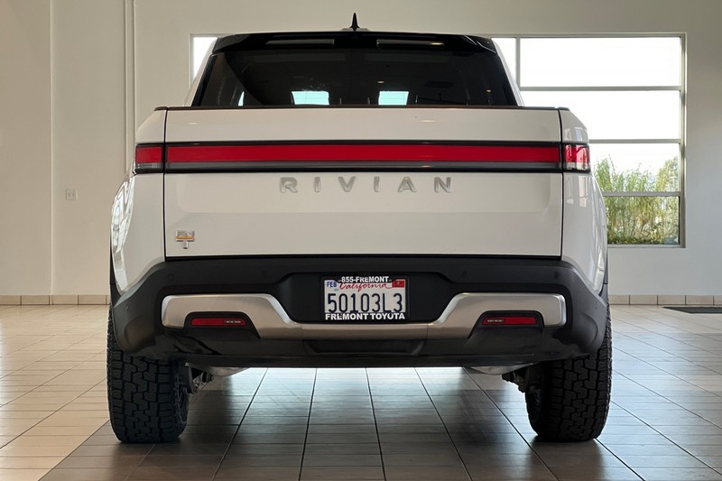 Rivian R1T Vehicle Full-screen Gallery Image 05