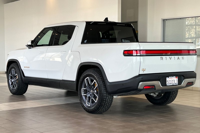 Rivian R1T Vehicle Full-screen Gallery Image 06