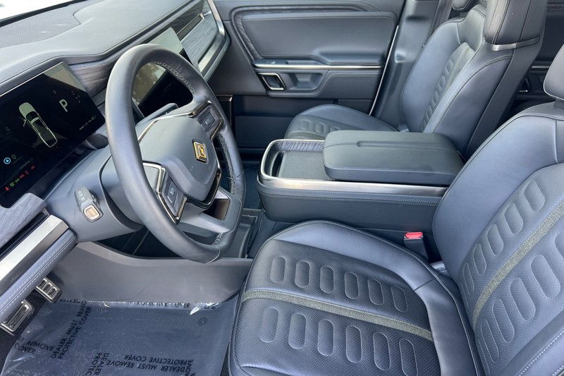 Rivian R1T Vehicle Full-screen Gallery Image 10