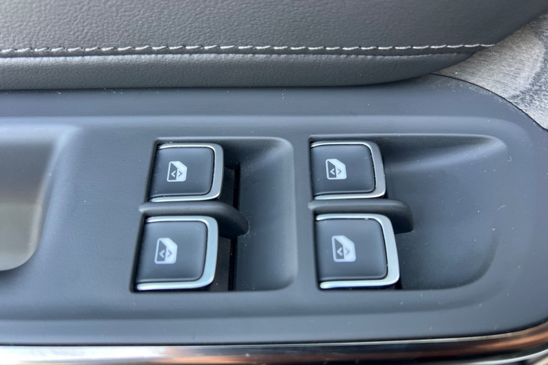 Rivian R1T Vehicle Full-screen Gallery Image 11