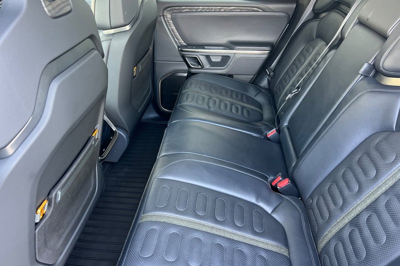 Rivian R1T Vehicle Full-screen Gallery Image 12