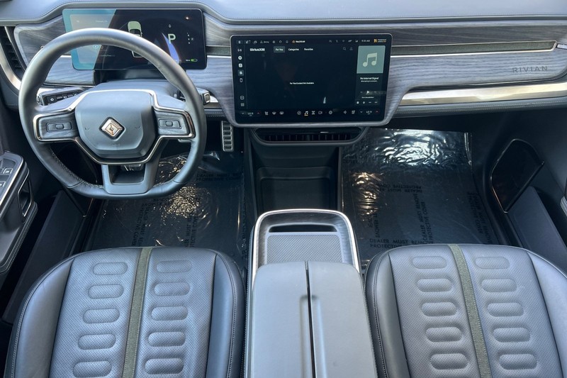 Rivian R1T Vehicle Full-screen Gallery Image 13