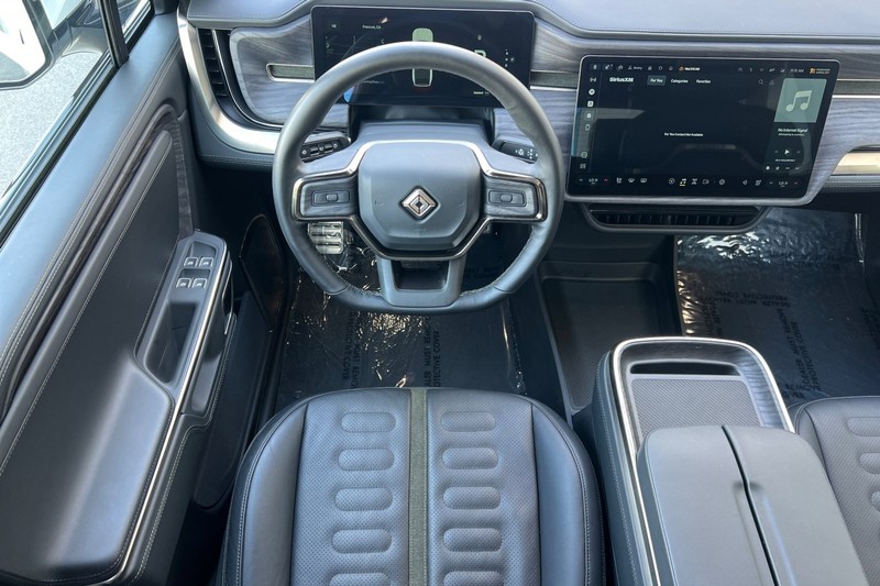 Rivian R1T Vehicle Full-screen Gallery Image 14