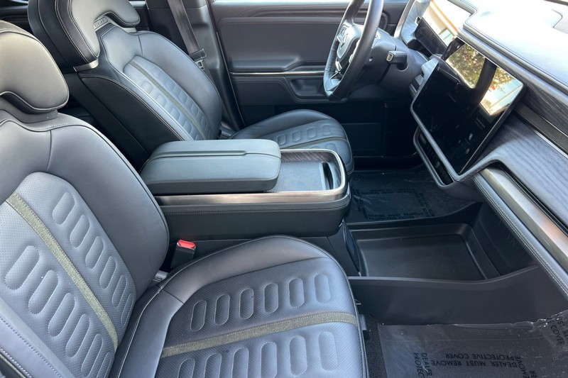 Rivian R1T Vehicle Full-screen Gallery Image 15