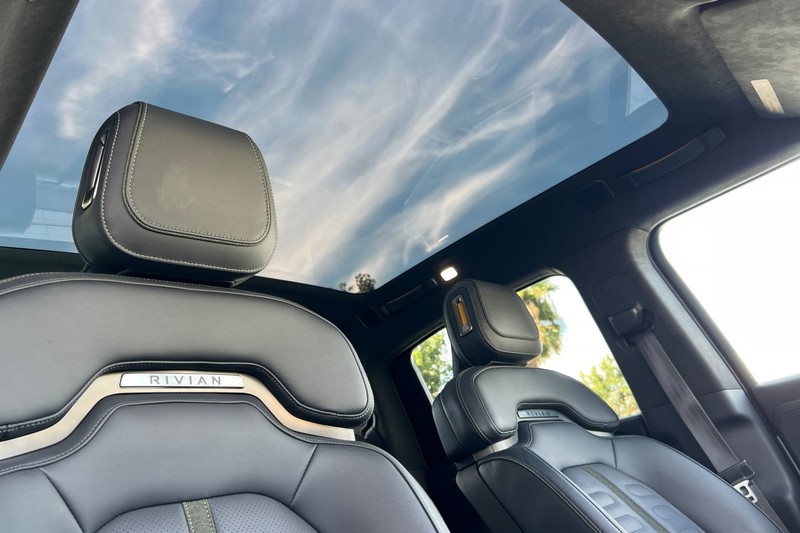 Rivian R1T Vehicle Full-screen Gallery Image 16