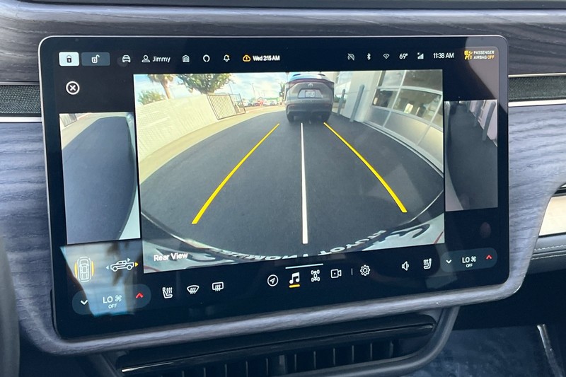 Rivian R1T Vehicle Full-screen Gallery Image 19