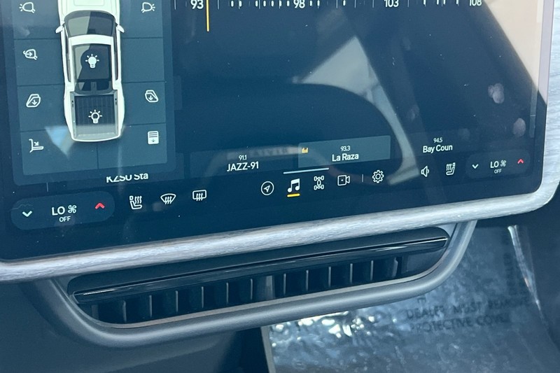 Rivian R1T Vehicle Full-screen Gallery Image 20