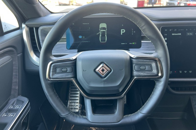 Rivian R1T Vehicle Full-screen Gallery Image 22