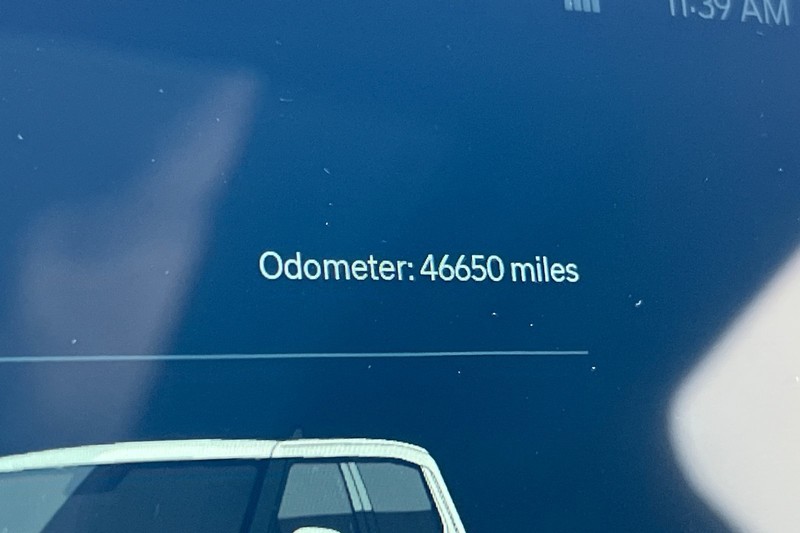 Rivian R1T Vehicle Full-screen Gallery Image 24