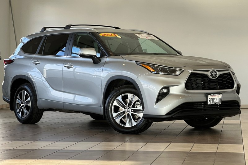 Toyota Highlander Vehicle Full-screen Gallery Image 02