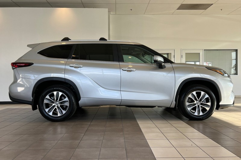 Toyota Highlander Vehicle Full-screen Gallery Image 03