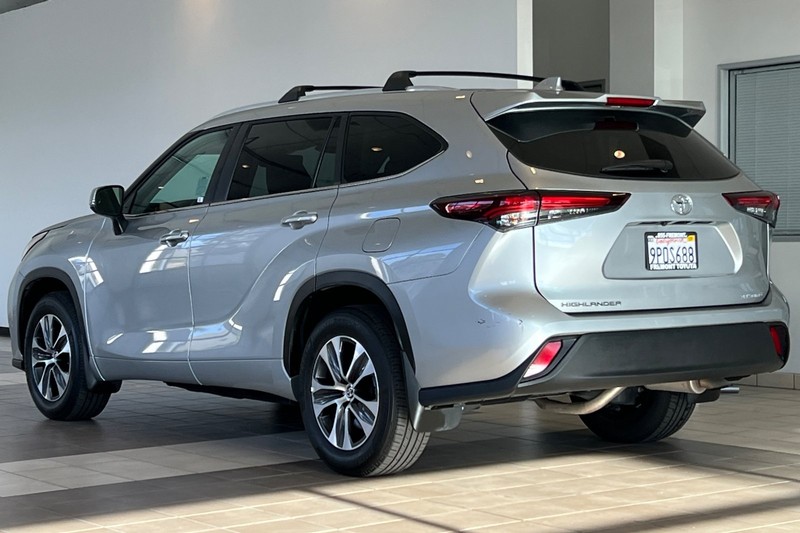 Toyota Highlander Vehicle Full-screen Gallery Image 06