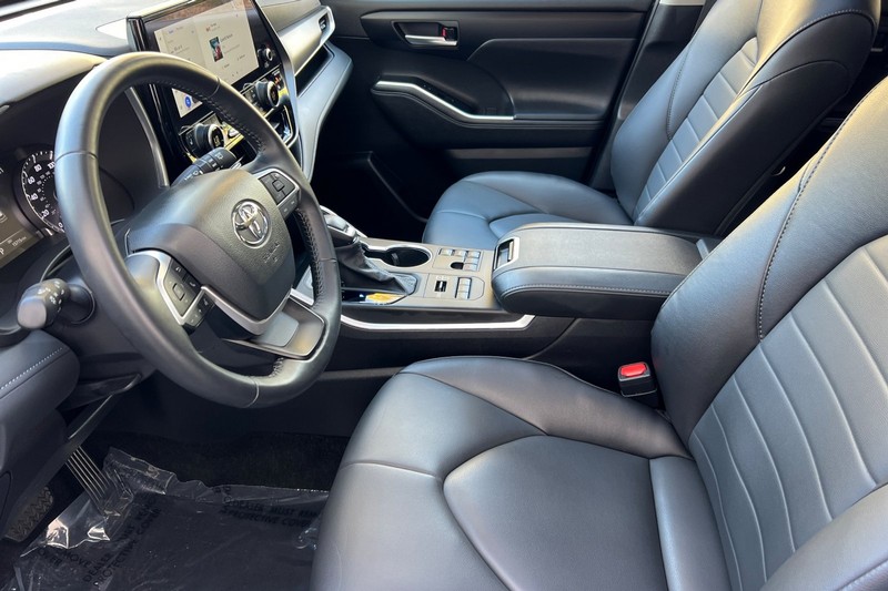 Toyota Highlander Vehicle Full-screen Gallery Image 10