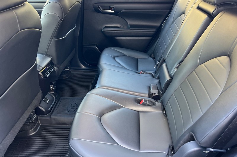 Toyota Highlander Vehicle Full-screen Gallery Image 12