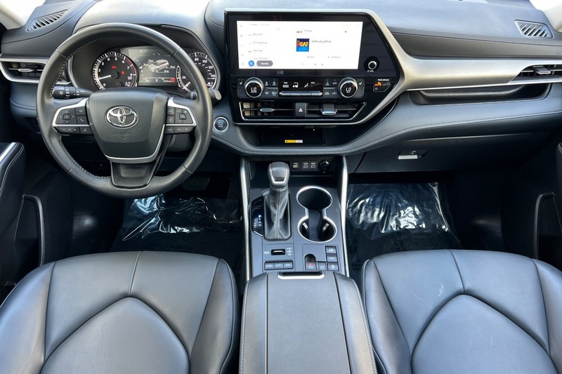 Toyota Highlander Vehicle Full-screen Gallery Image 13