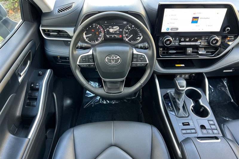 Toyota Highlander Vehicle Full-screen Gallery Image 14