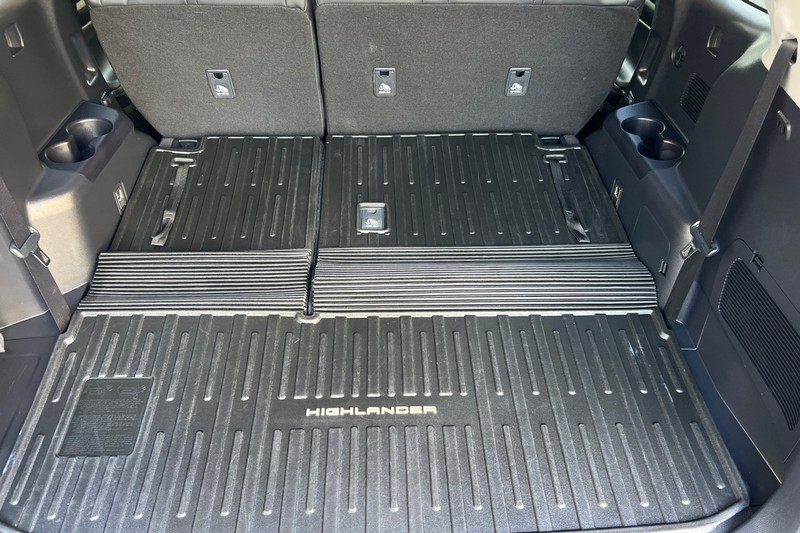 Toyota Highlander Vehicle Full-screen Gallery Image 16