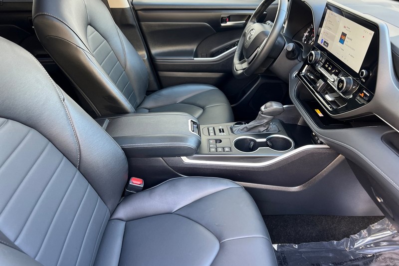 Toyota Highlander Vehicle Full-screen Gallery Image 17