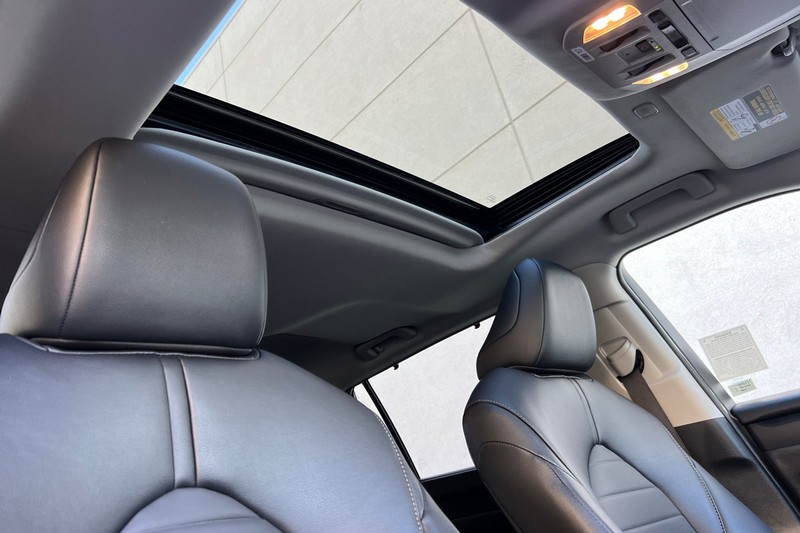 Toyota Highlander Vehicle Full-screen Gallery Image 18