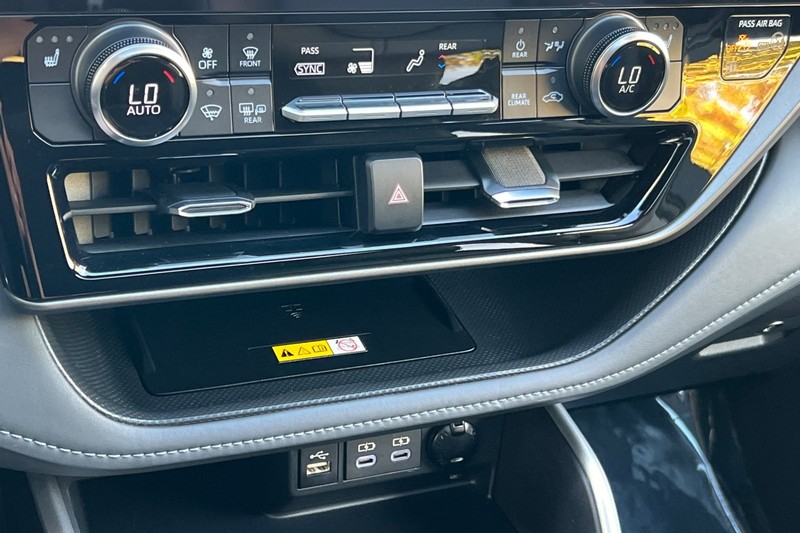 Toyota Highlander Vehicle Full-screen Gallery Image 21