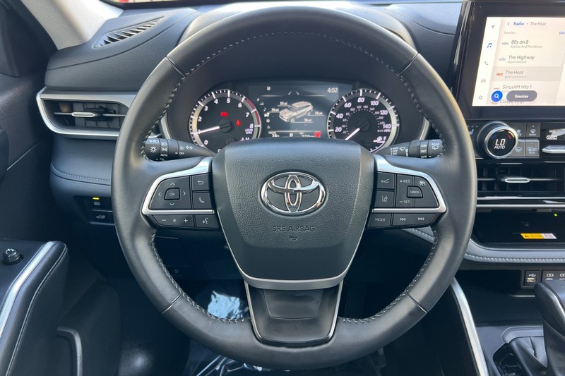 Toyota Highlander Vehicle Full-screen Gallery Image 24