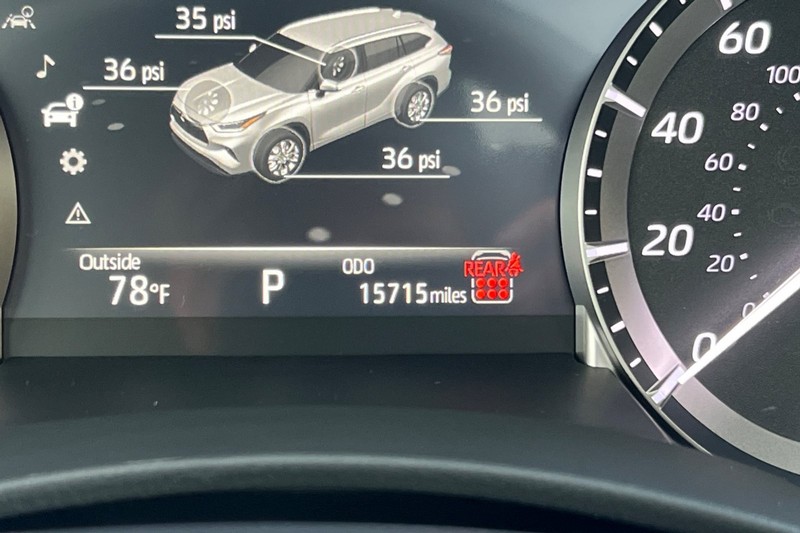 Toyota Highlander Vehicle Full-screen Gallery Image 26