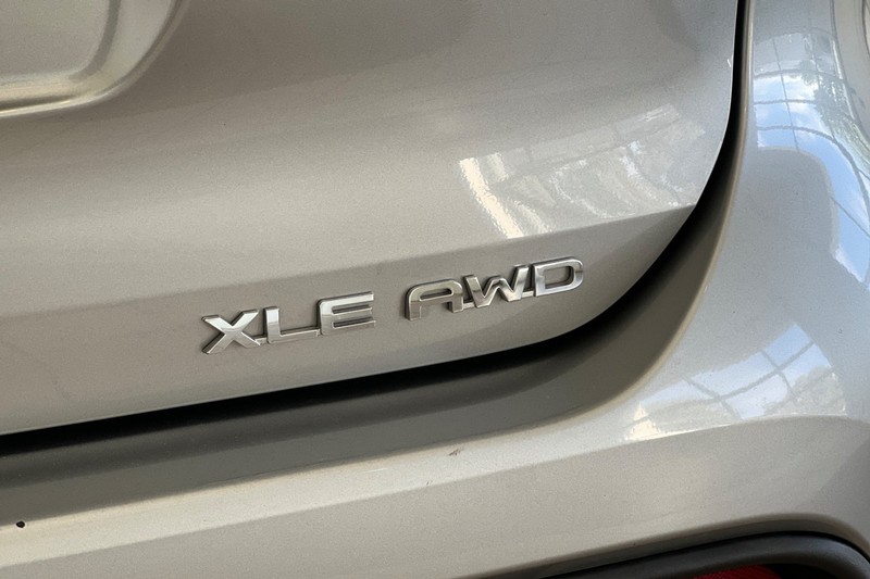 Toyota Highlander Vehicle Full-screen Gallery Image 28