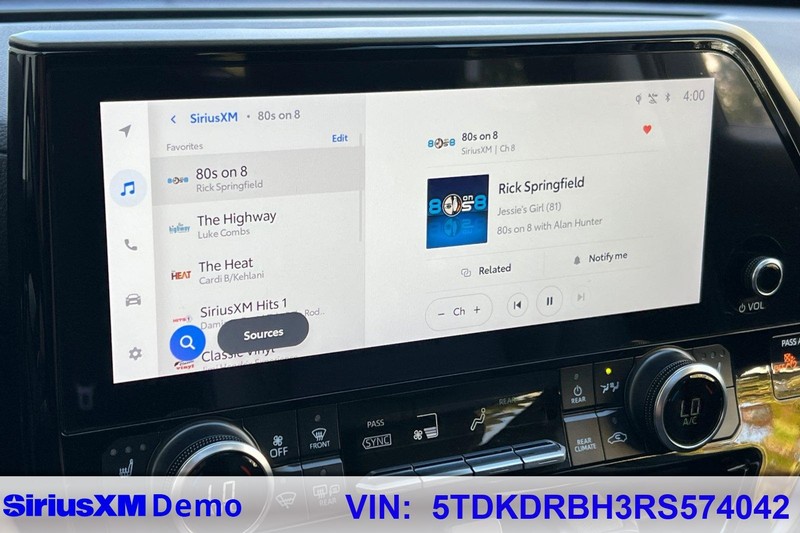 Toyota Highlander Vehicle Full-screen Gallery Image 29