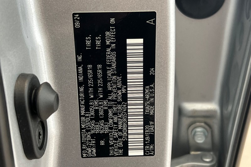 Toyota Highlander Vehicle Full-screen Gallery Image 30