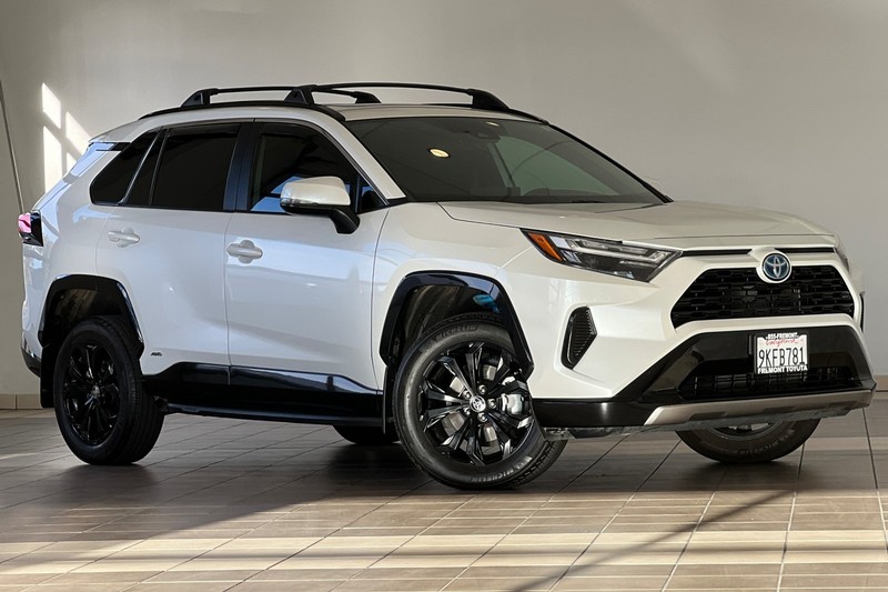 Toyota RAV4 Vehicle Full-screen Gallery Image 02