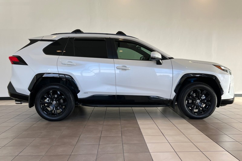 Toyota RAV4 Vehicle Full-screen Gallery Image 03